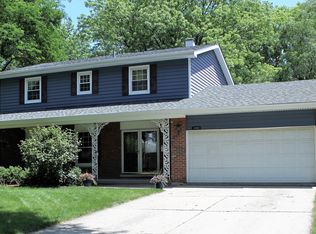 1893 Brentwood Ln E, Wheaton, IL 60189