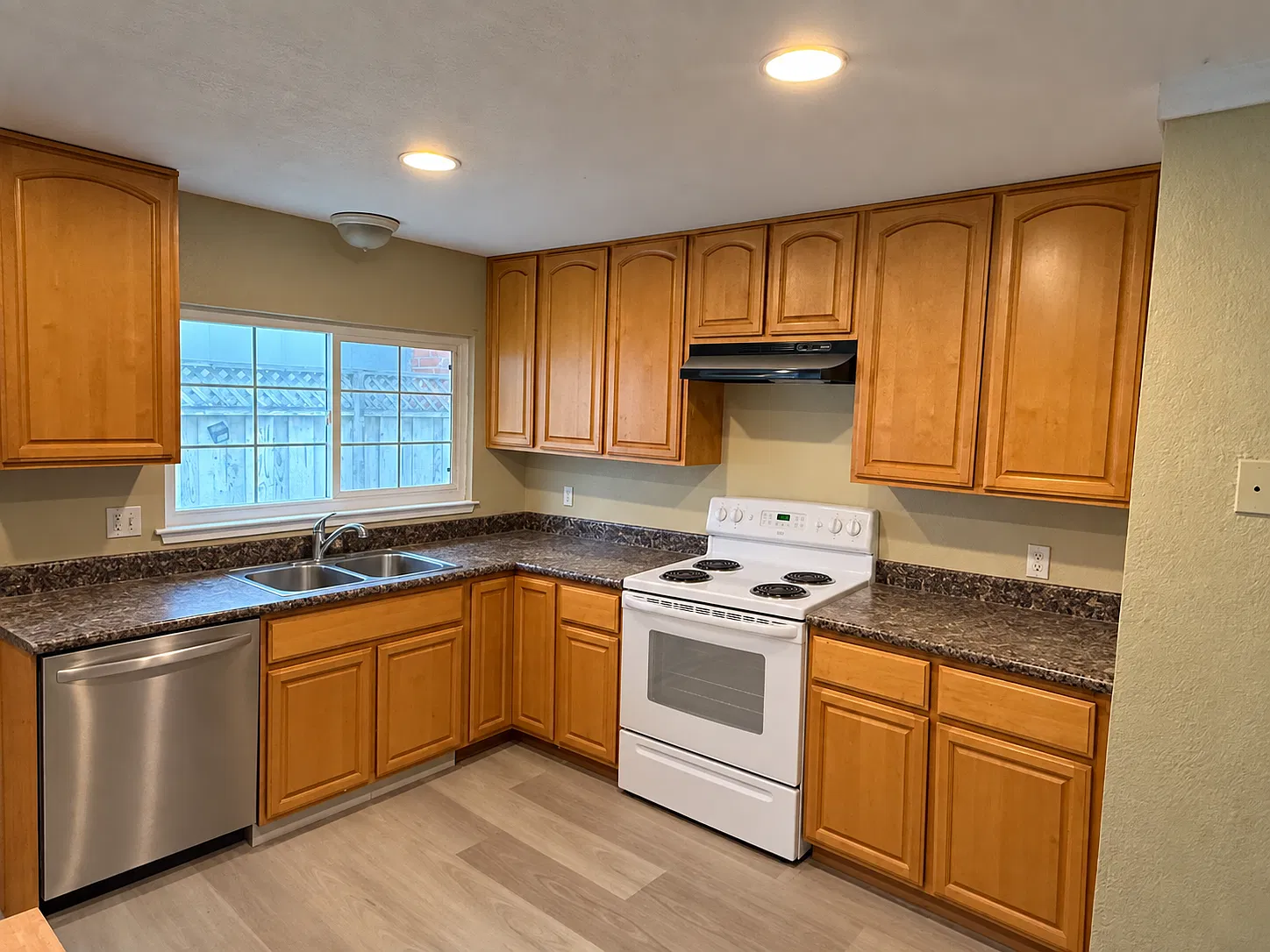 4 bed, 2050 sqft, $5,500 — Photo 2