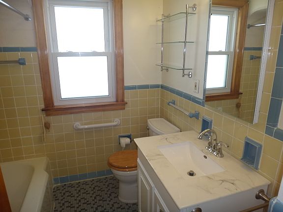 5th image of 2116 S 58th Ave