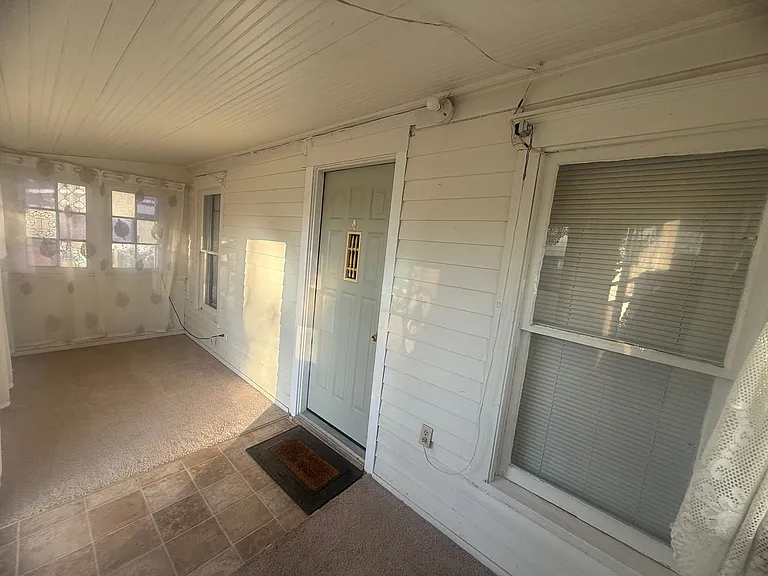 816 Meeker St — Photo 2
