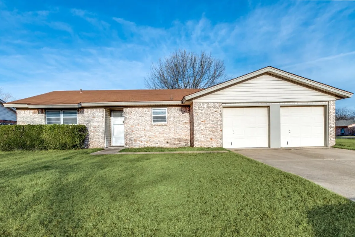 900 Skelly Street Crowley TX 76036 — Photo 1