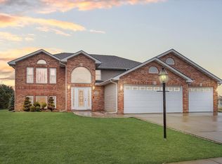 9001 Drake Dr, Saint John, IN 46373