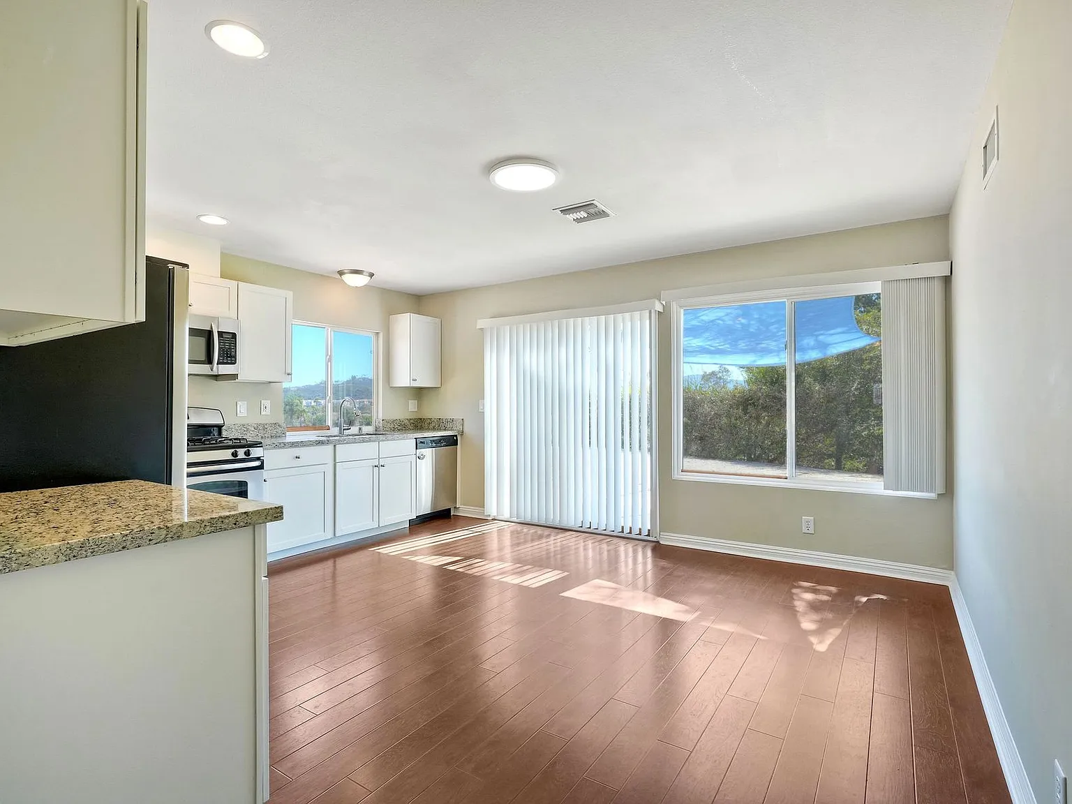 4 bed, 1464 sqft, $4,350 — Photo 4