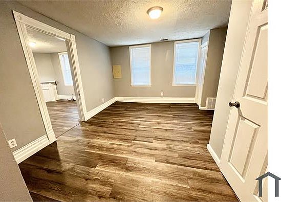 5th image of 1853 Bank St #1