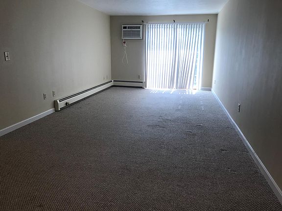 Large living room with deck and A/C