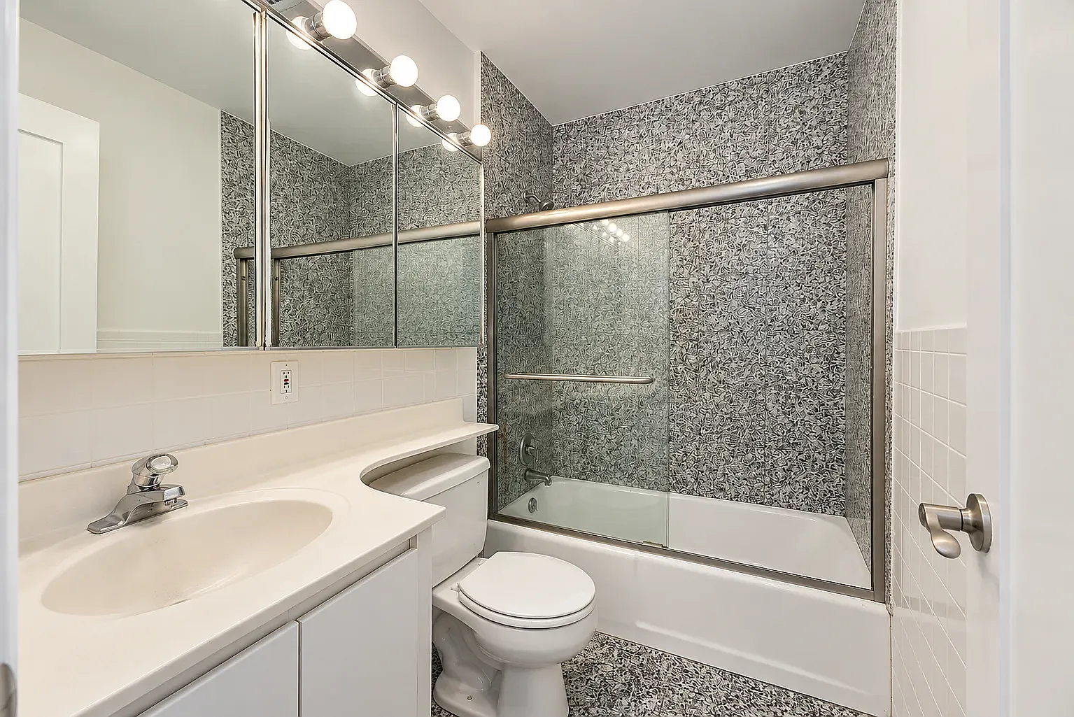 213 East 37th Street — Photo 4