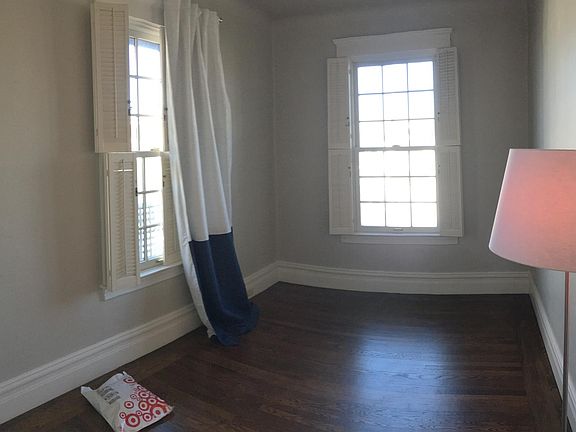 Bedroom: approx. 8.5 x 13.5 ft