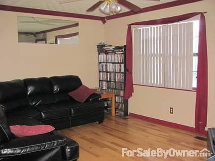 Living Room
						:
						Solid hardwood floors
