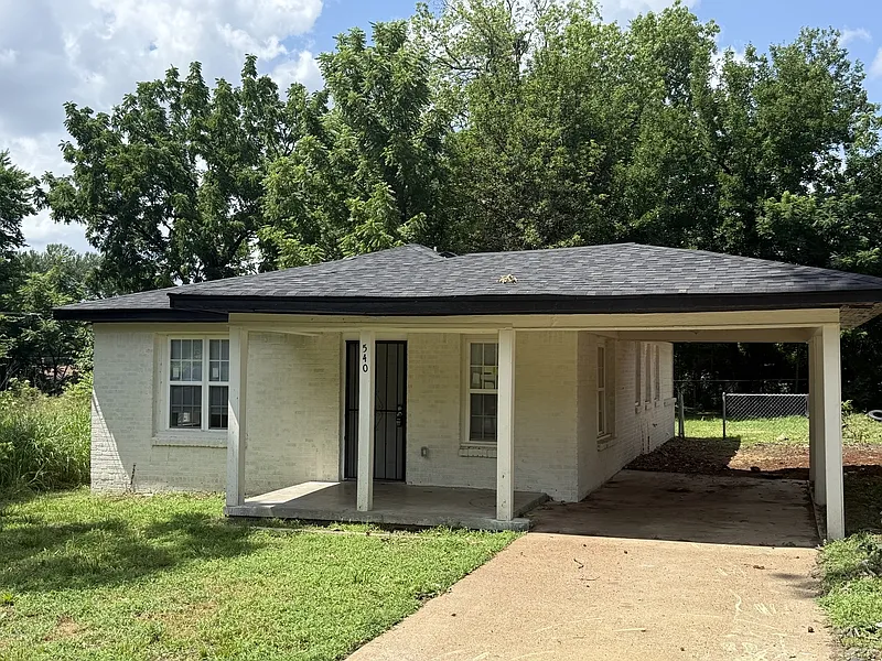 3 bed, 1.0 bath, 1200 sqft, $1,000 — Photo 2