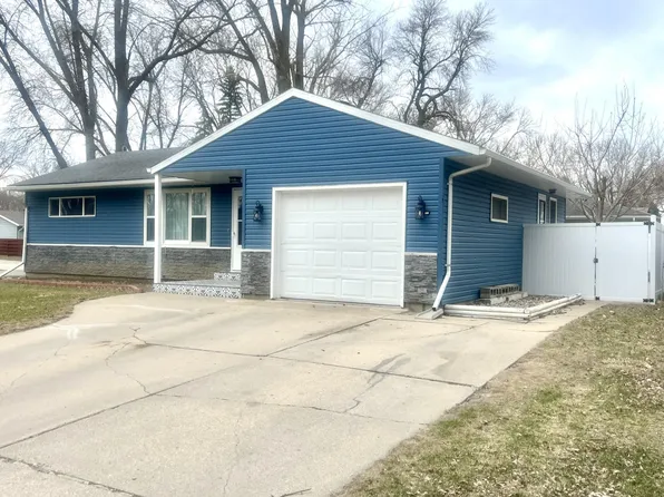 1516 Becker Ave SE, Willmar, MN 56201