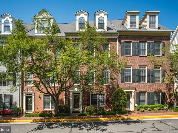 8894 Ashgrove House Ln, Vienna, VA 22182