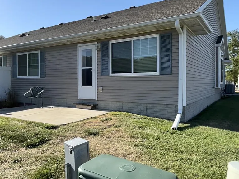 717 Carlton Dr — Photo 3