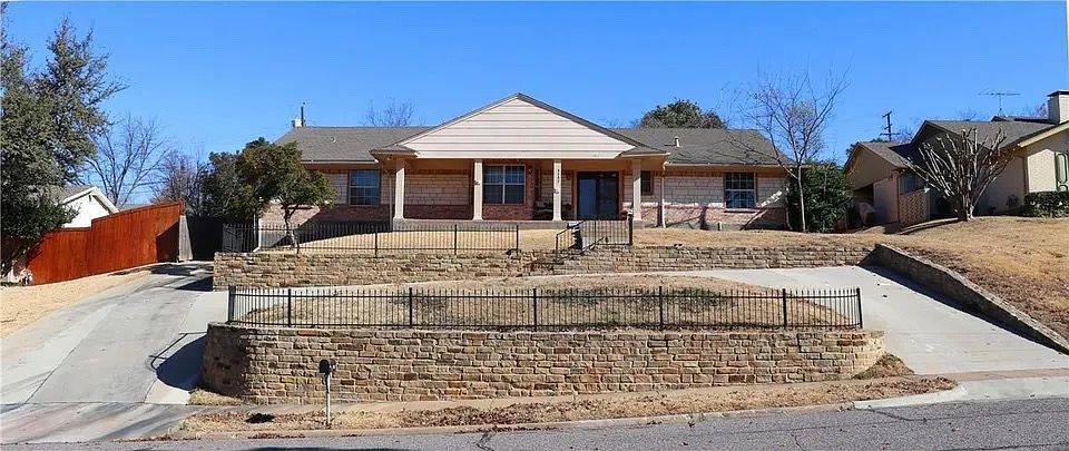 1st image of 3832 Buckingham Dr