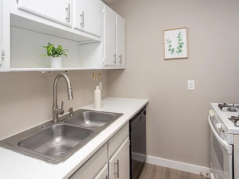 211 Louie St — Photo 3