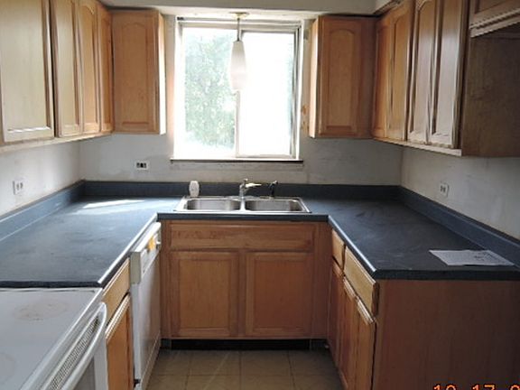 3rd image of 7322 Blackstone Ave APT 4