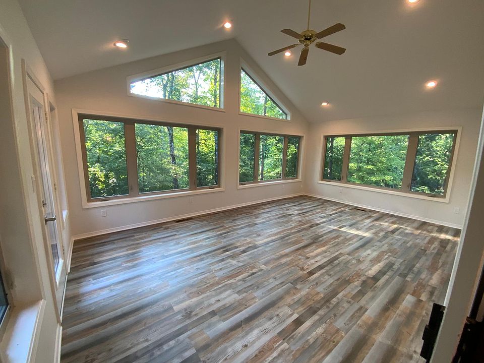 XL enclosed AR Room Cathedral ceiling and windows! So peaceful.