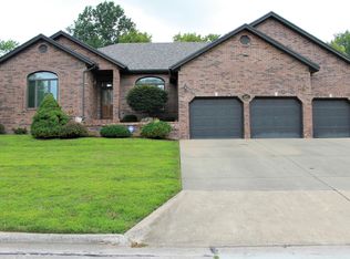 1647 S Chapel Dr, Springfield, MO 65809