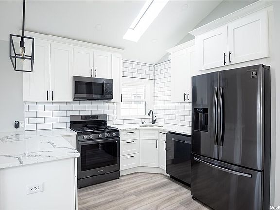 3rd image of 748 E Park Ave