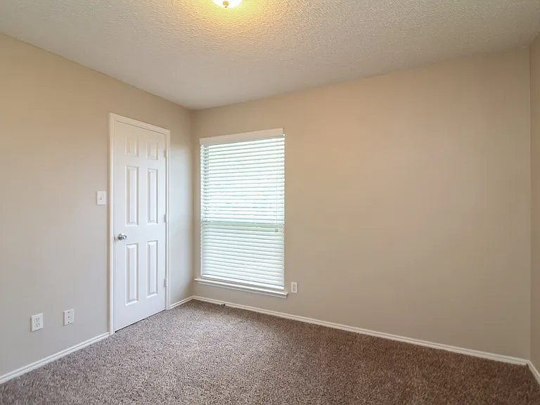 317 Pebblebrook Ln — Photo 12