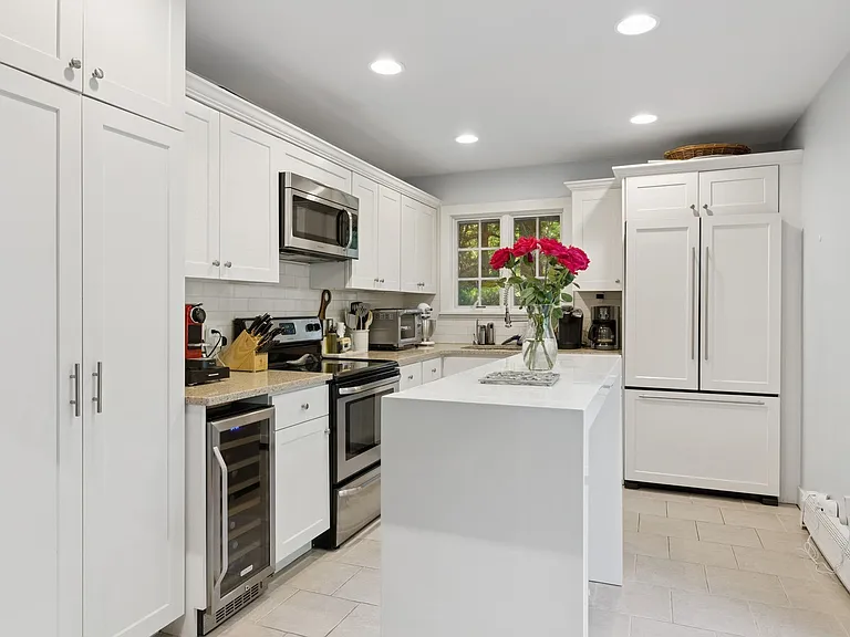 17 Montauk Ave — Photo 7