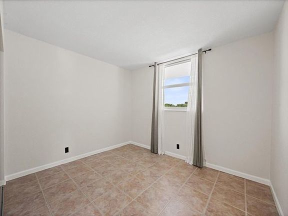 4th image of 689 NE 6th Ct #4010