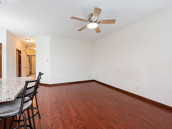 5th image of 810 E 9th St