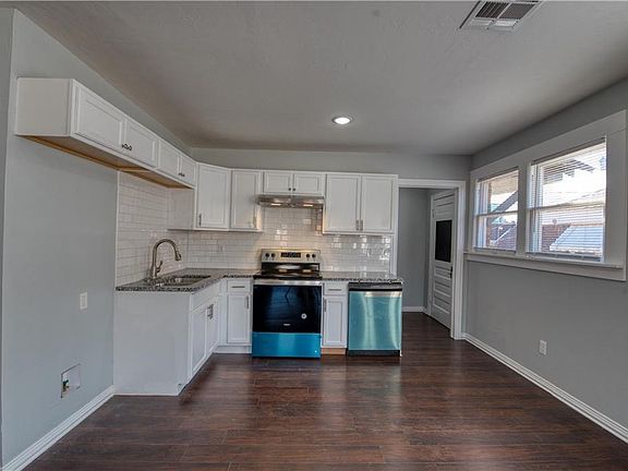 3rd image of 914 East Dr