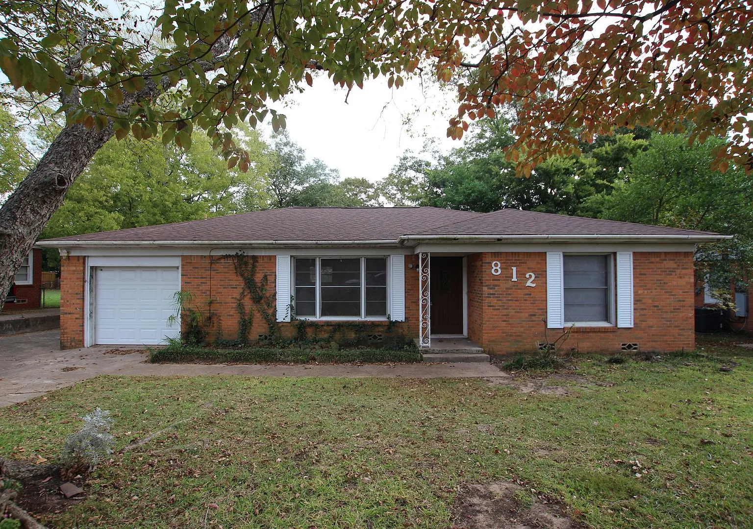 Charming 3 Bedroom 2 Bath Near TJC! — Photo 2