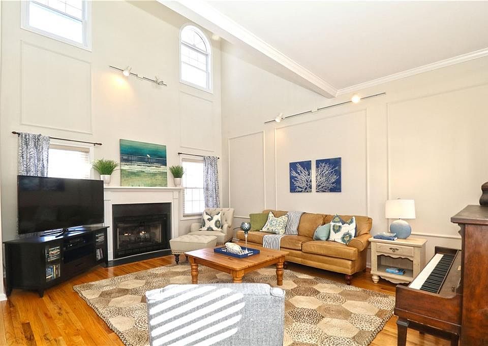 1st image of 8 Rollwood Drive #8
