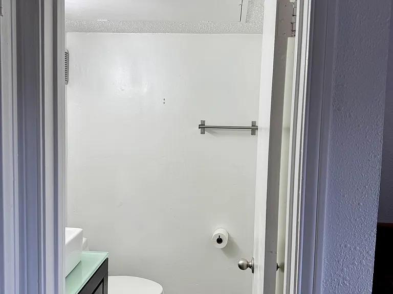 525 Towne House Ln — Photo 16
