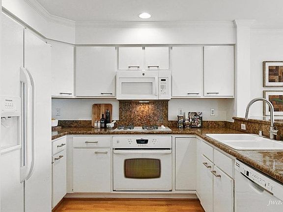 5th image of 772 Rhode Island St