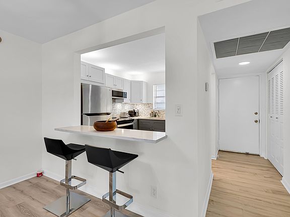 5th image of 9233 SW 8th St APT 305