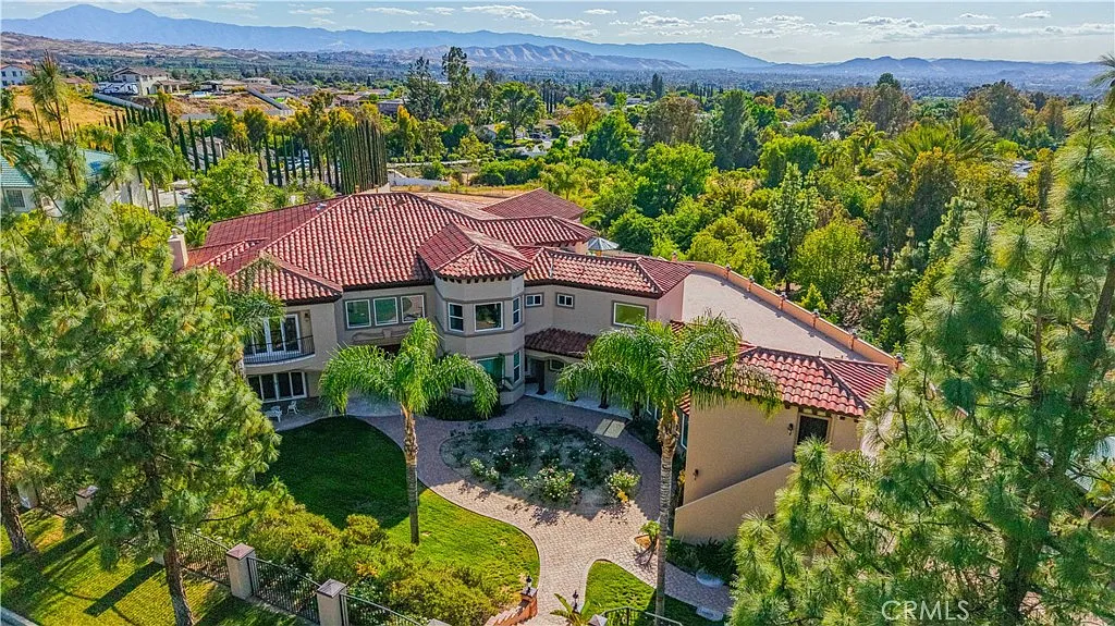 6 bed, 6.5 bath, 8800 sqft, $13,000 — Photo 1