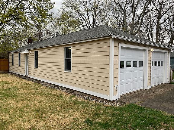 Garage - 4+ cars & bathroom