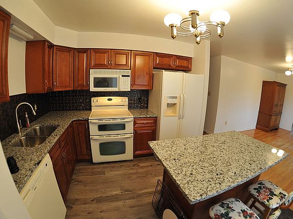 3rd image of 28 W Meadow Dr