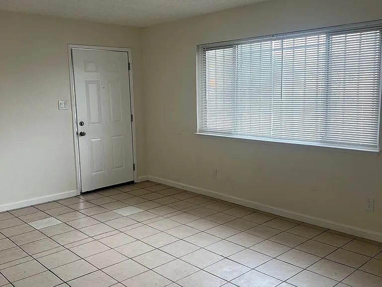 310 Graves Ave — Photo 3