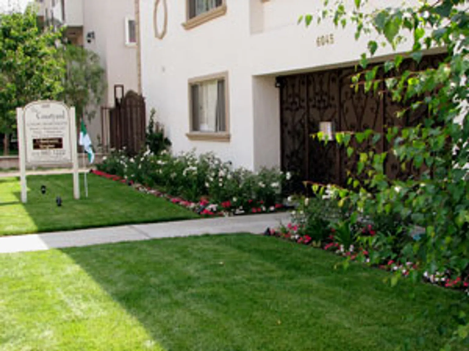 Courtyard Apts — Photo 2