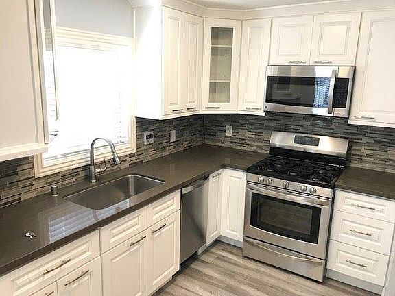 4th image of 957 E Villa St APT 3