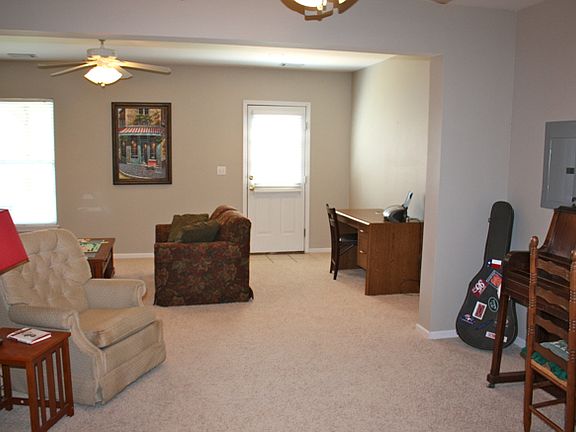 Basement w/ laundry room