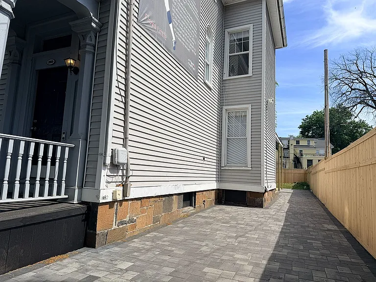395 Crown St — Photo 11