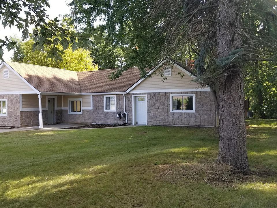 This is a Duplex, the side for rent is the left side!