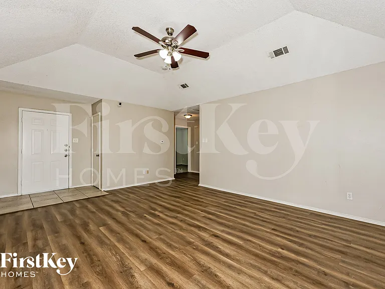 606 Plainview Dr — Photo 2