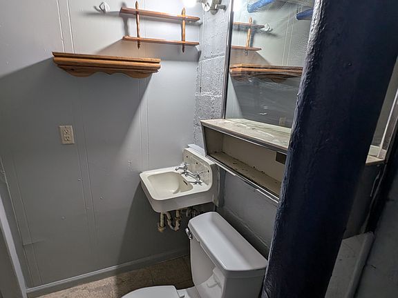 2nd image of 622 W 10th St APT 1