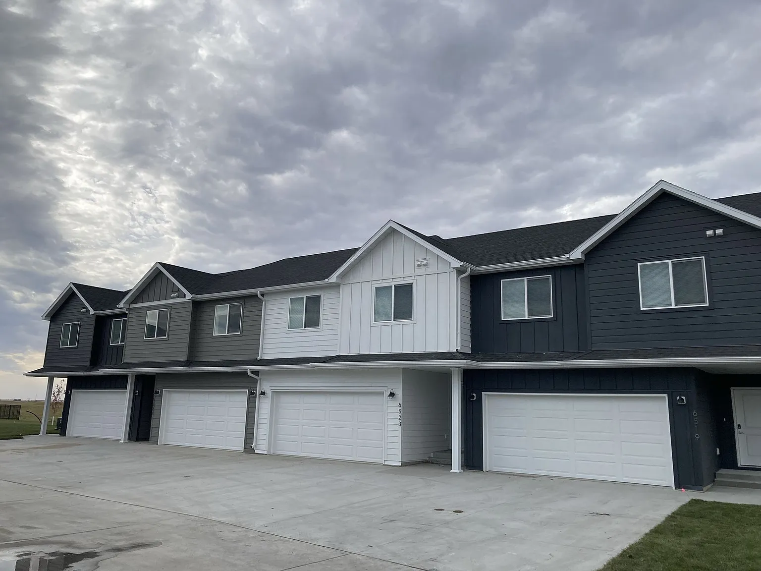 Golden Valley Townhomes 1 — Photo 1
