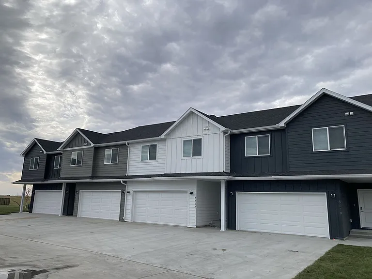 Golden Valley Townhomes 1 — Photo 2