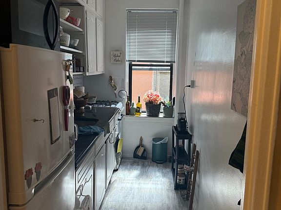 3rd image of 208 E 70th St APT 4E