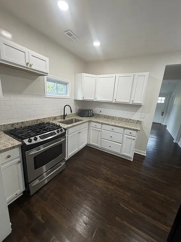 2 bed, 1.5 bath, 740 sqft, $1,400 — Photo 3