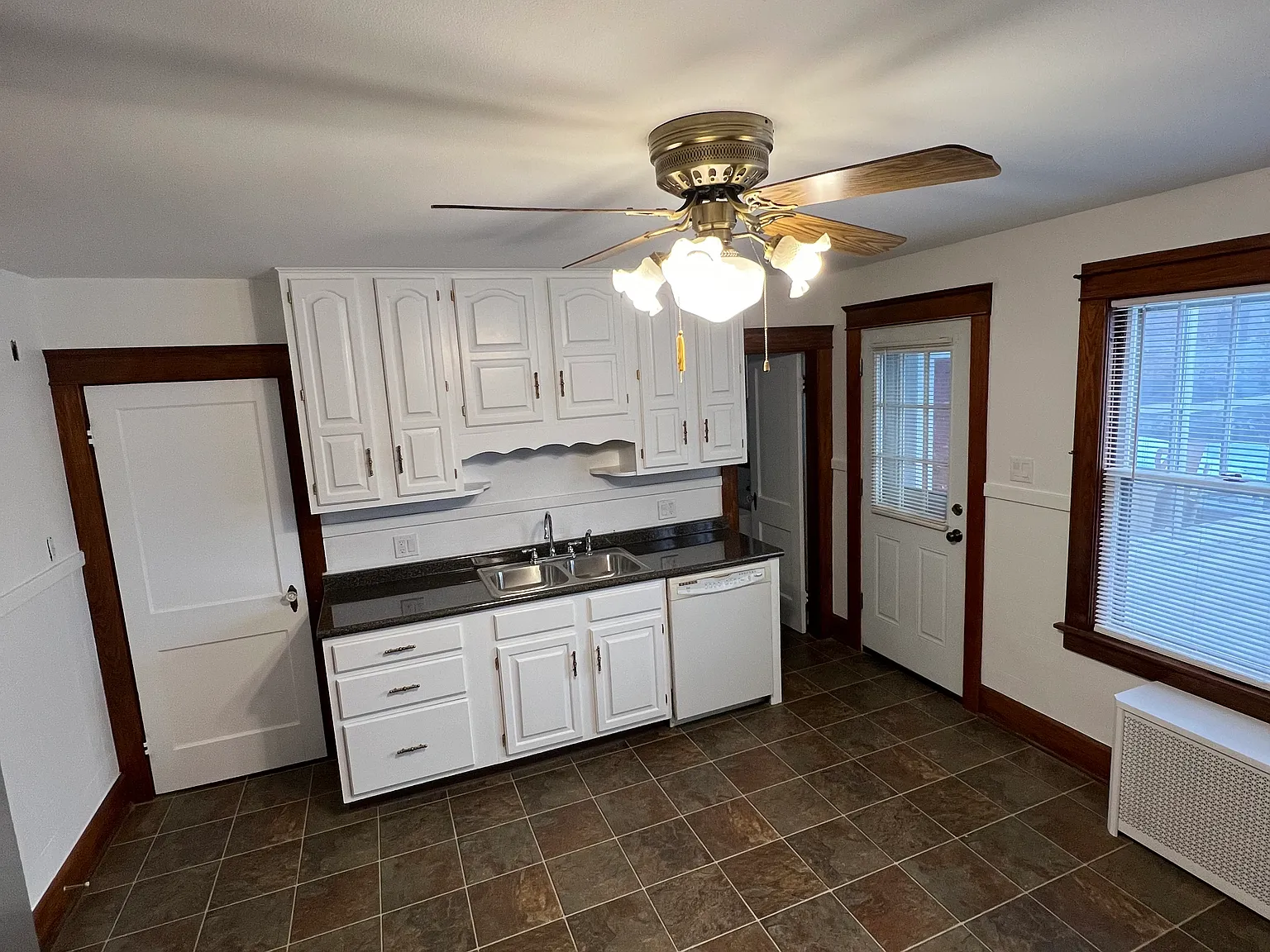 2 bed, 900 sqft, $1,800 — Photo 3