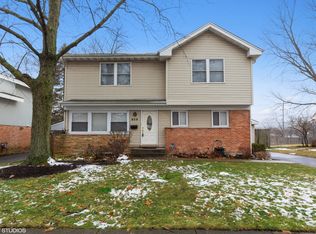 820 Meadow Rd, Northbrook, IL 60062