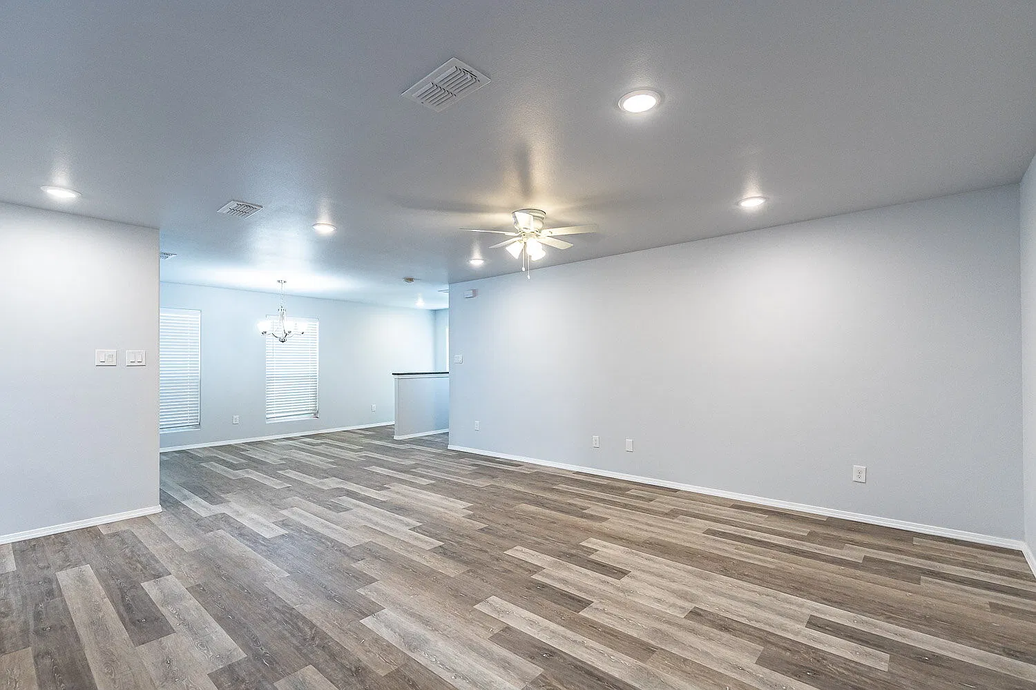 3 bed, 2.0 bath, 1435 sqft, $1,350 — Photo 2
